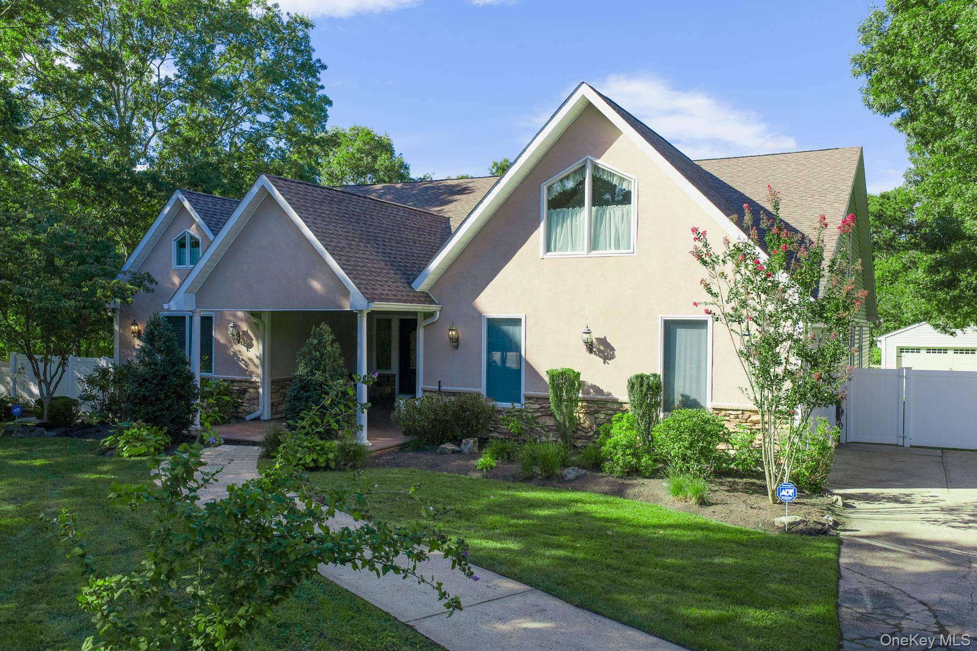 37 W Woodside AVE, Patchogue, NY 11772