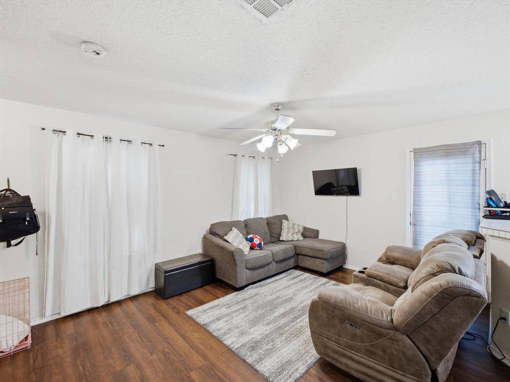 2001 Waleska Plaza, Dallas, TX 75211