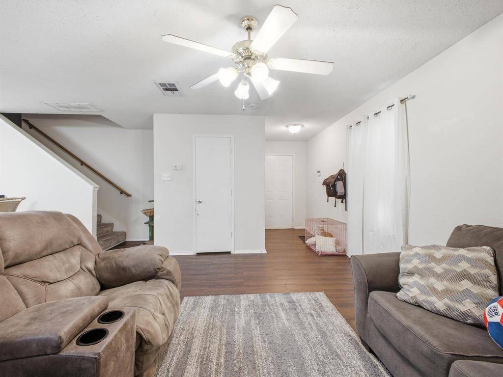 2001 Waleska Plaza, Dallas, TX 75211