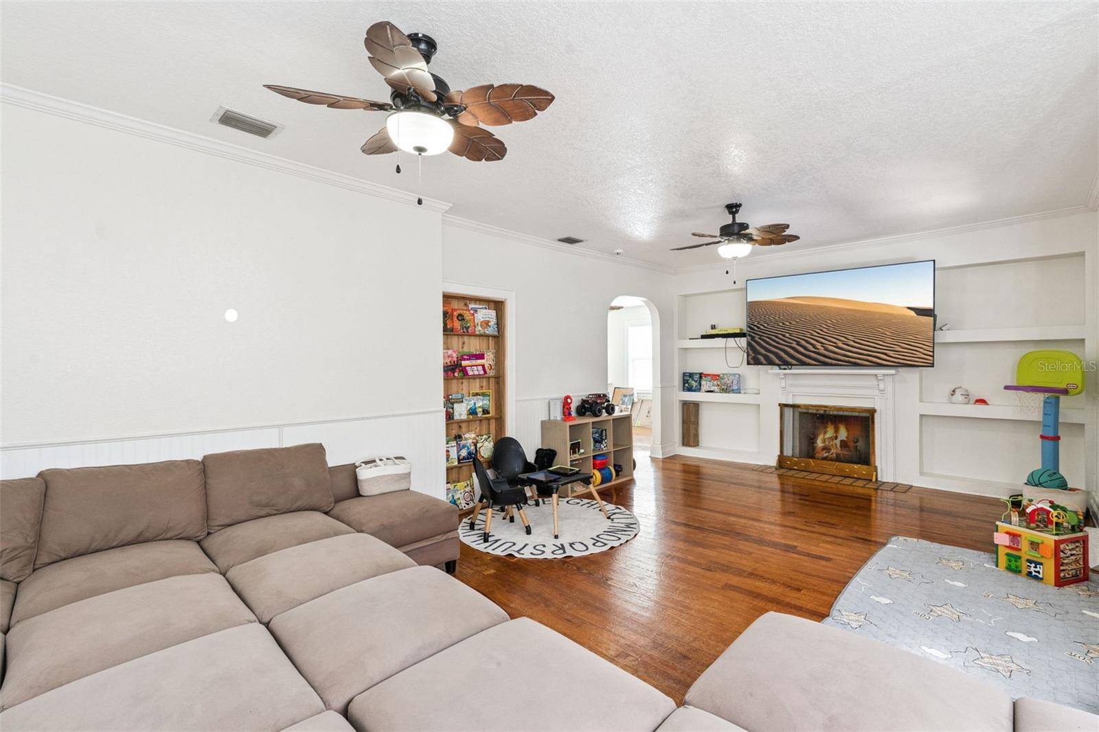317 E MAIN ST, Tavares, FL 32778