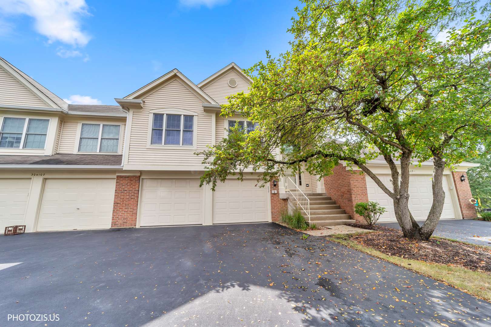 30W111 Fairfax CT #30w111, Warrenville, IL 60555