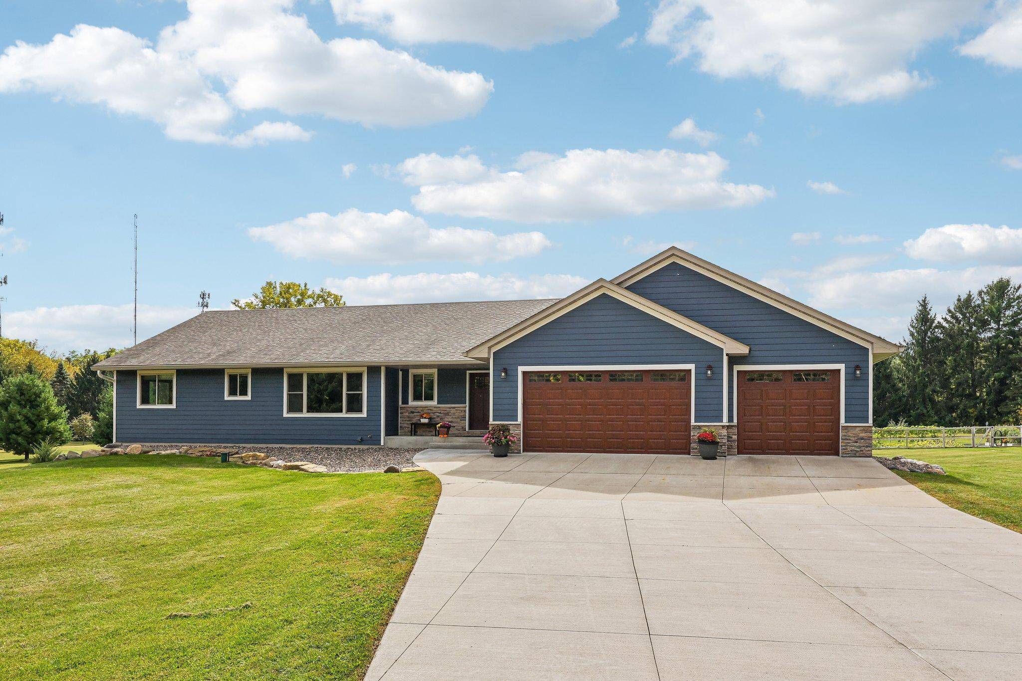 23 Hilltop RD, Houlton, WI 54082