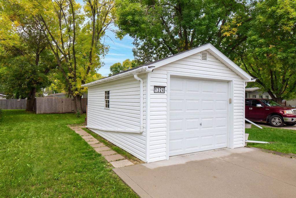 1324 Sandstone DR, West Fargo, ND 58078