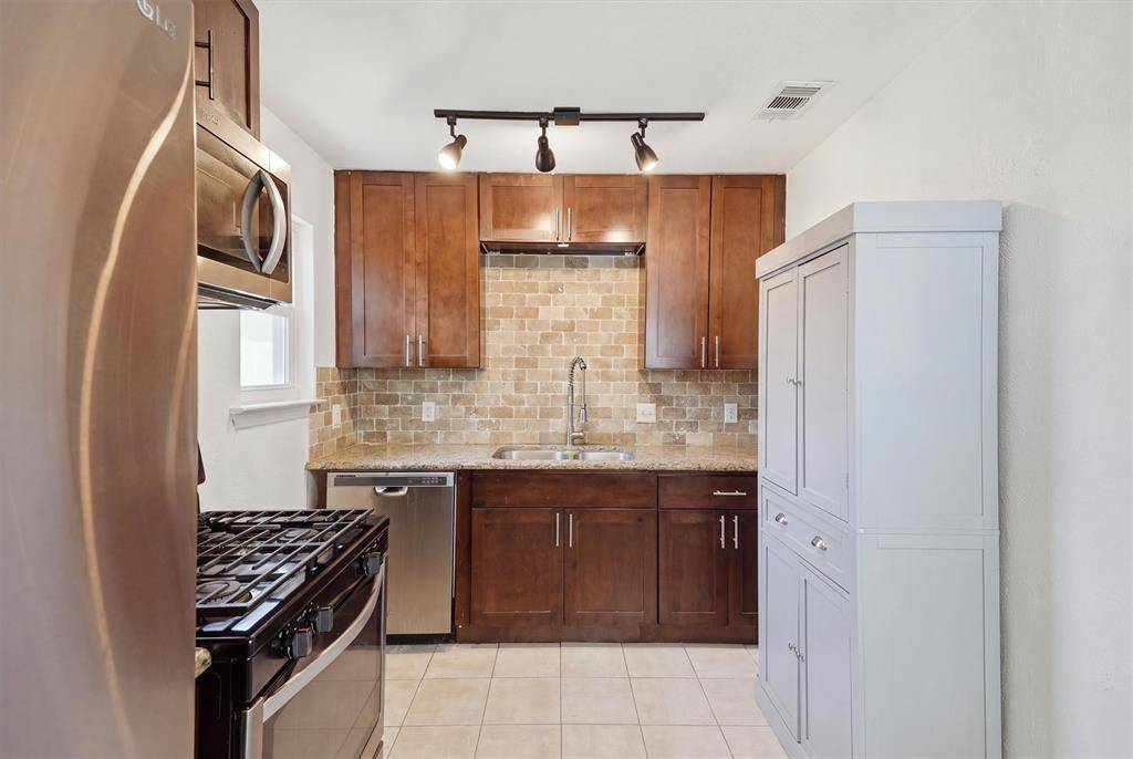 7208 Van Natta Lane, Fort Worth, TX 76112