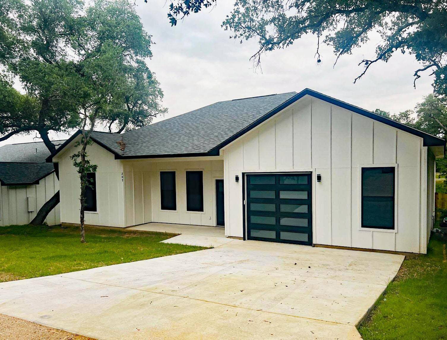 207 Laurel LN, Spicewood, TX 78669