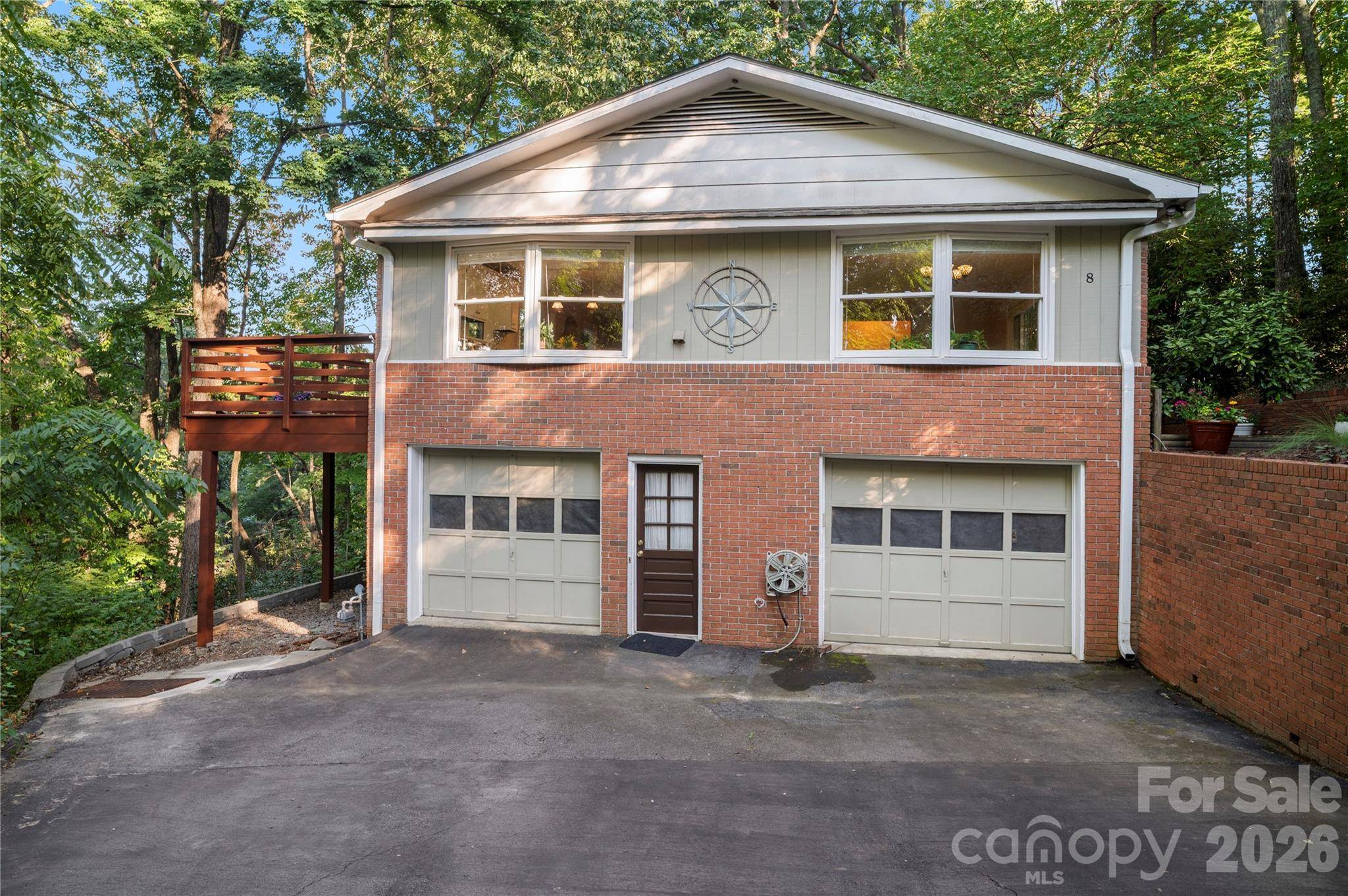 8 Galax LN, Hendersonville, NC 28791