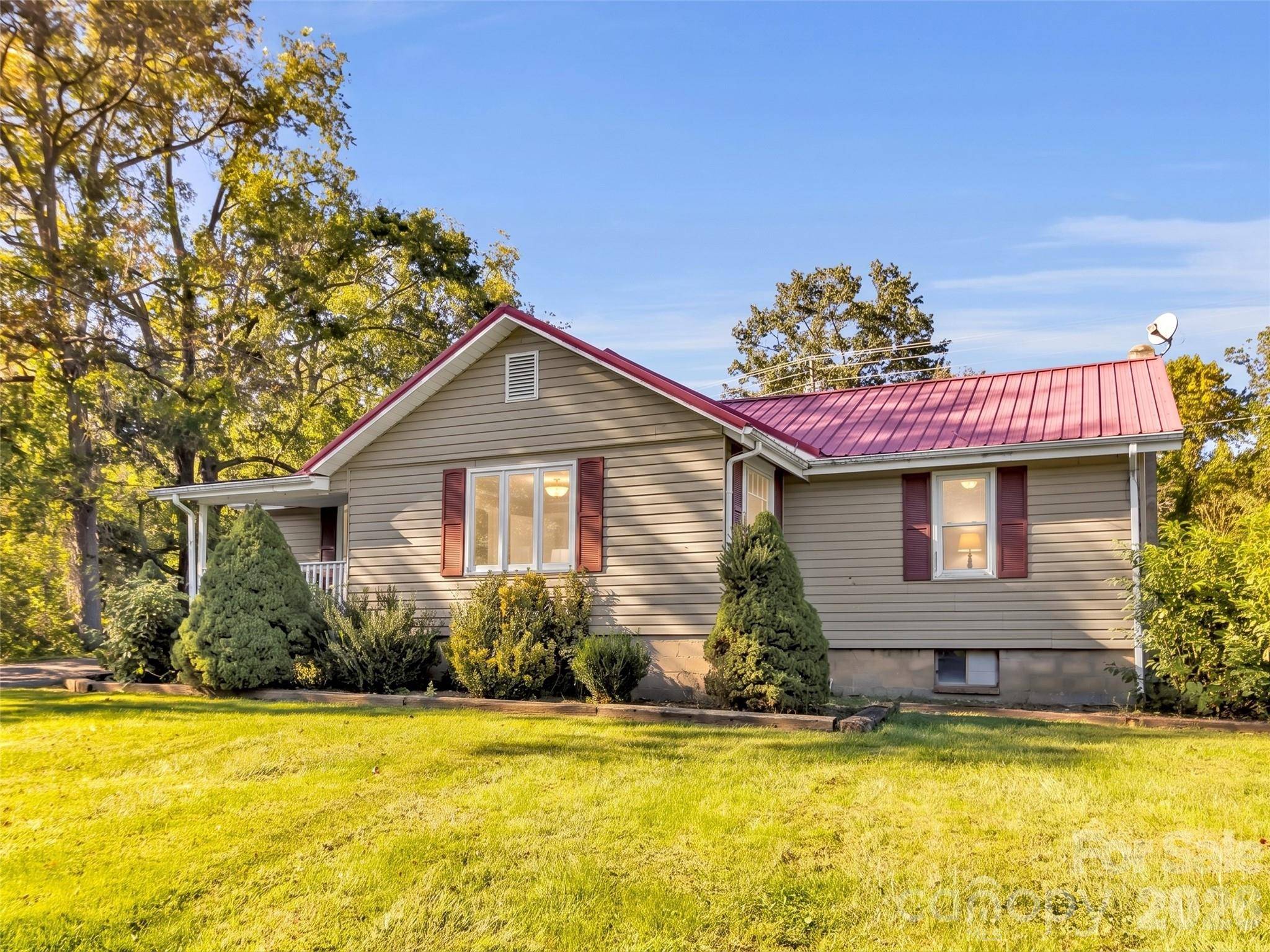 408 Sunny DR, Waynesville, NC 28786