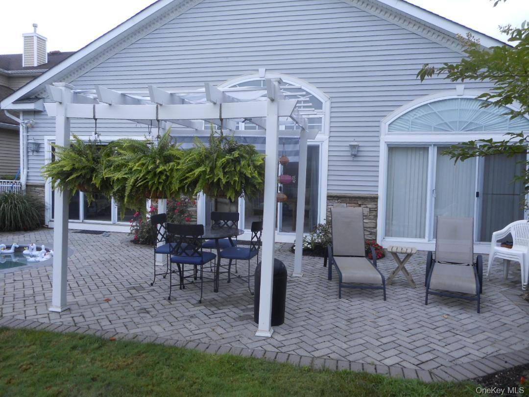 173 Hamlet DR, Mount Sinai, NY 11766