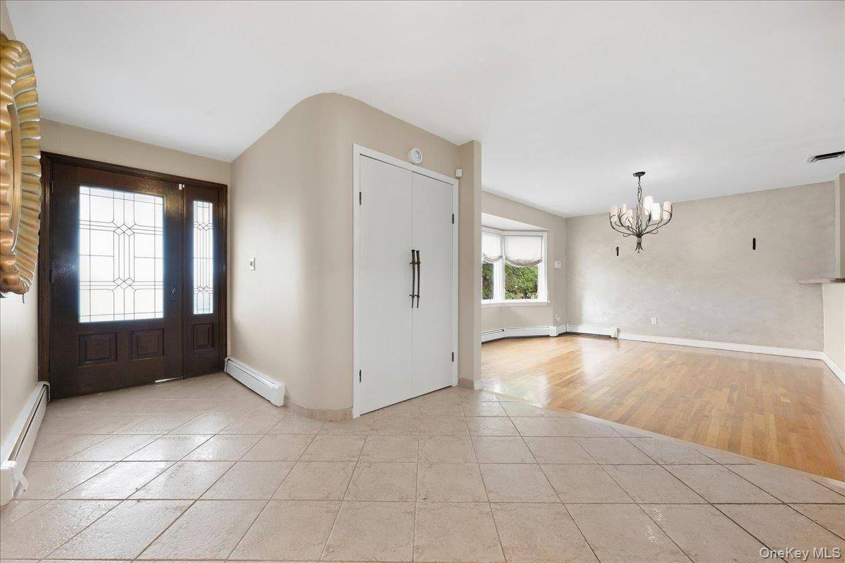 47 Royal WAY, Manhasset Hills, NY 11040