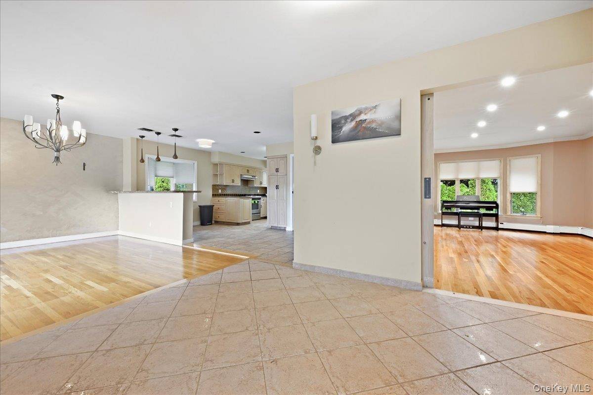 47 Royal WAY, Manhasset Hills, NY 11040