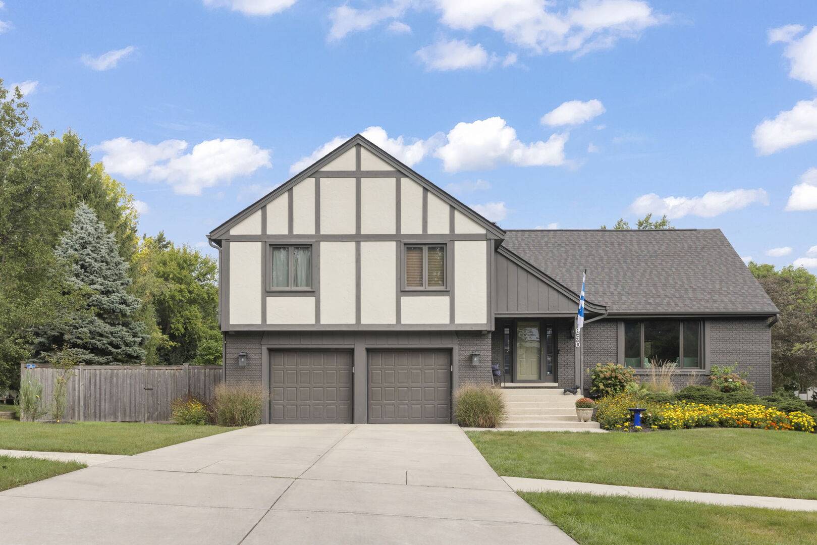 850 Glen Crest DR, Glen Ellyn, IL 60137