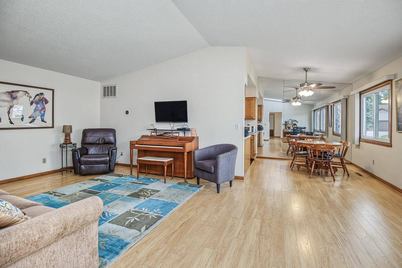 3774 Goodwin AVE N, Oakdale, MN 55128