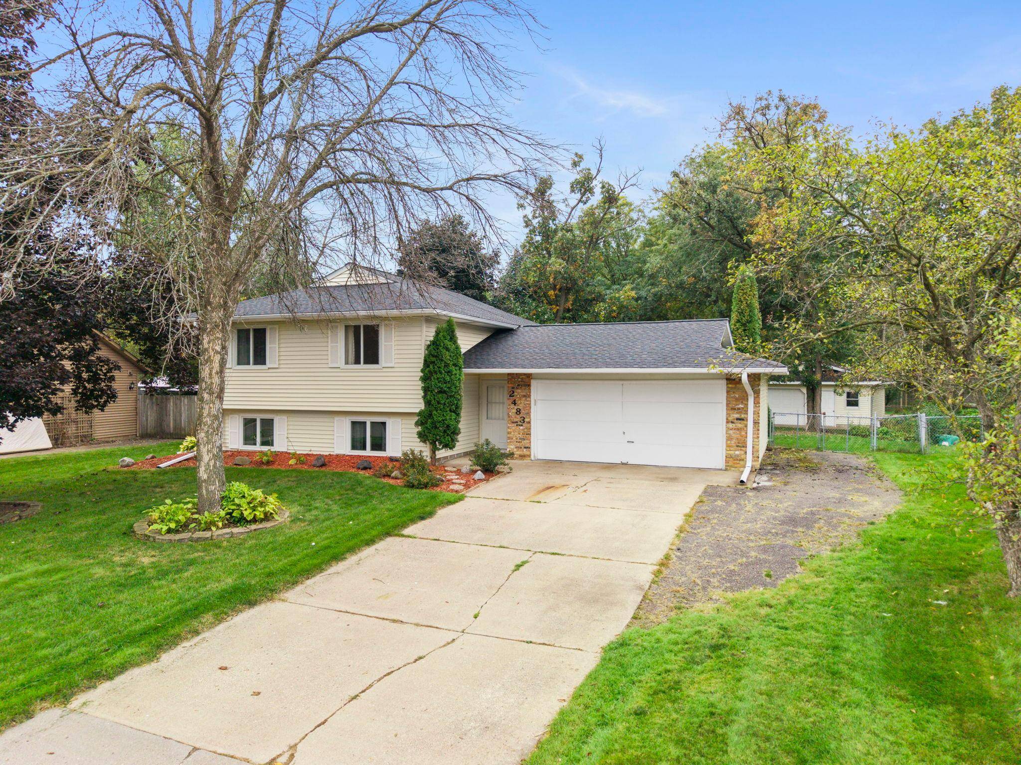 2483 Hidden Valley LN, Stillwater, MN 55082