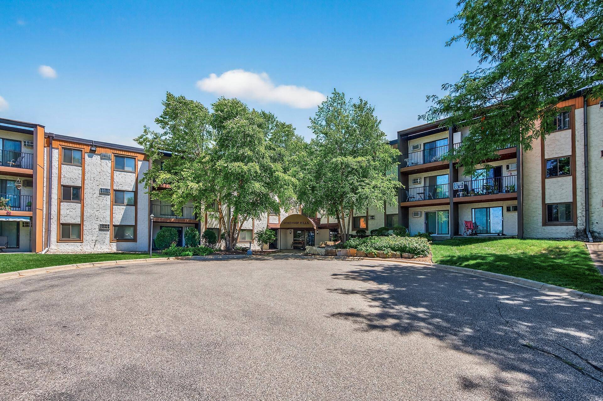 401 E Burnsville Pkwy #124, Burnsville, MN 55337