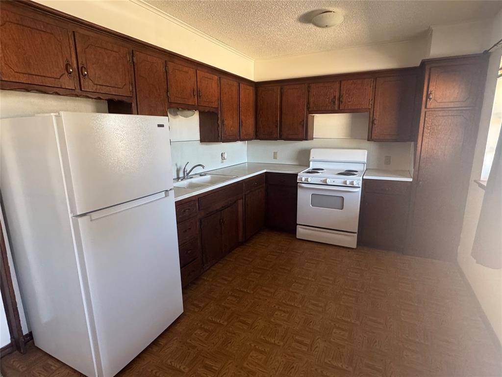 1324 Meadow LN, Weatherford, OK 73096