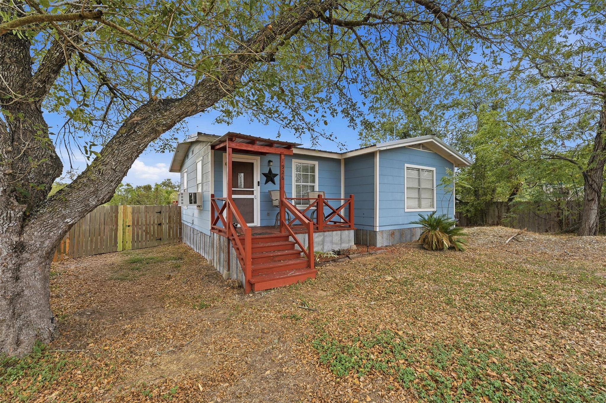 1926 Dreyer LN, Gonzales, TX 78629