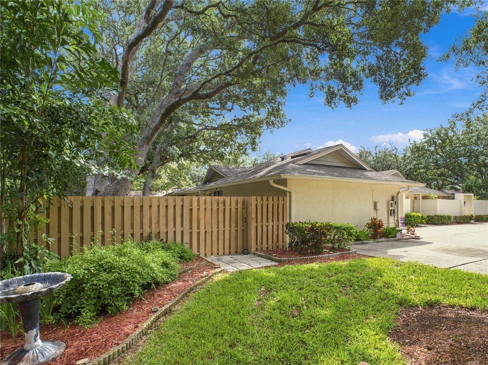 119 PARKSIDE COLONY DR, Tarpon Springs, FL 34689