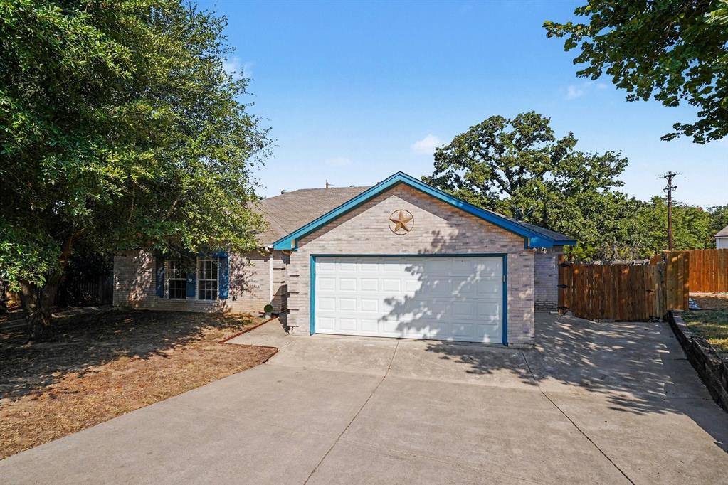 637 Oak View Court, Azle, TX 76020