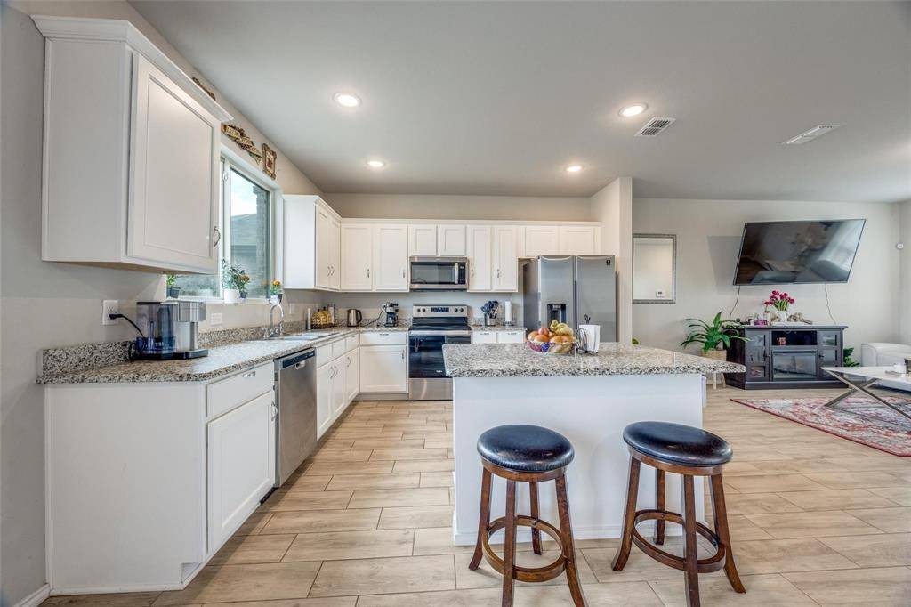 926 Hurstwood Drive, Van Alstyne, TX 75495