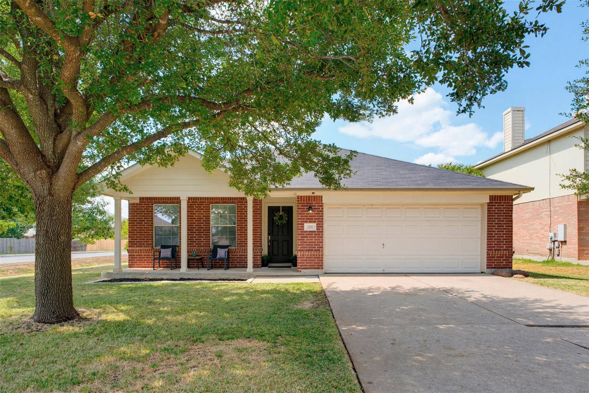 201 Hanstrom DR, Hutto, TX 78634
