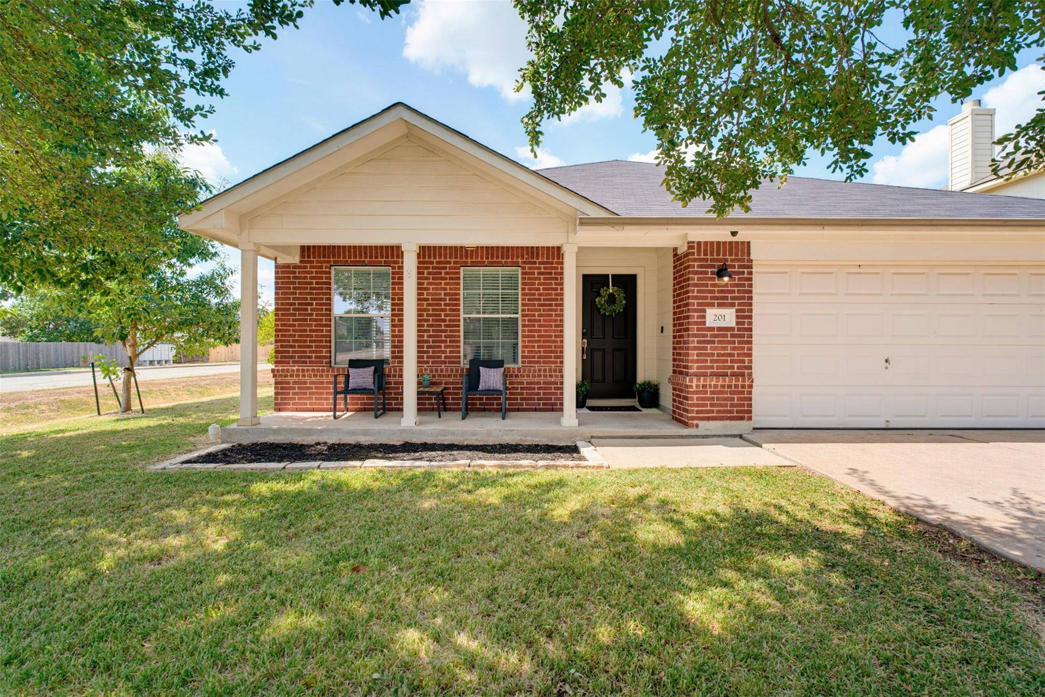 201 Hanstrom DR, Hutto, TX 78634