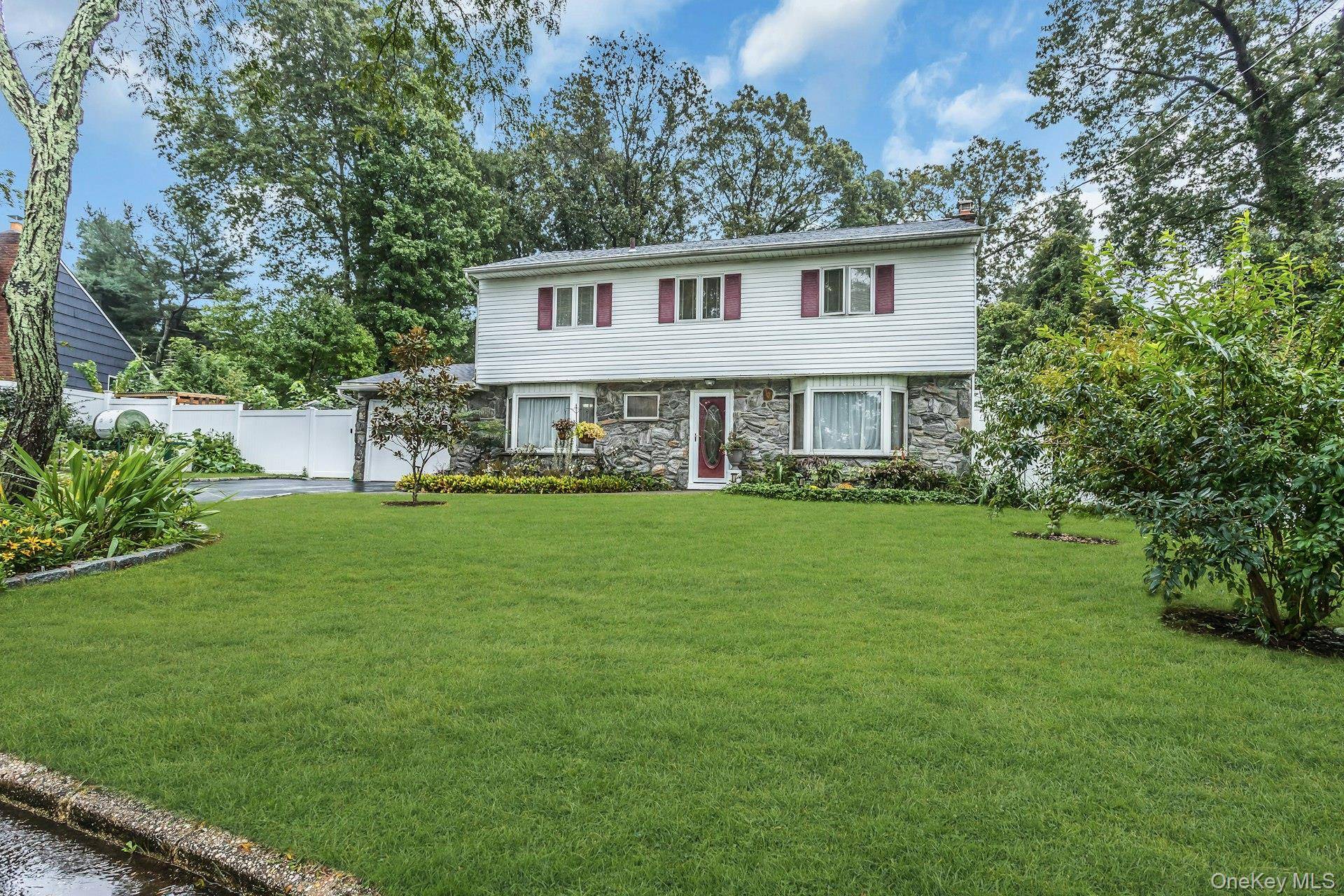 22 Rolling Hills DR, Huntington Station, NY 11746