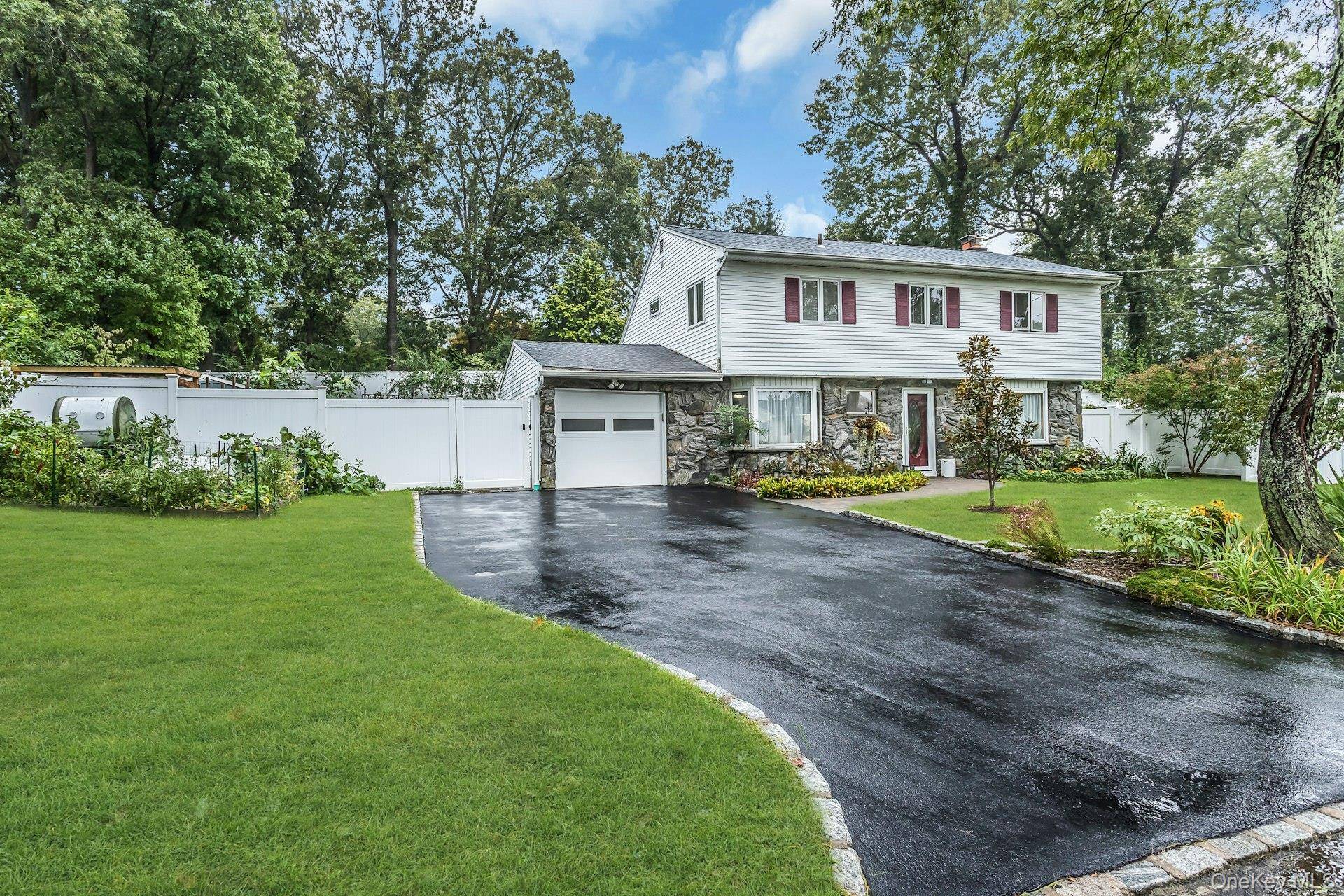 22 Rolling Hills DR, Huntington Station, NY 11746