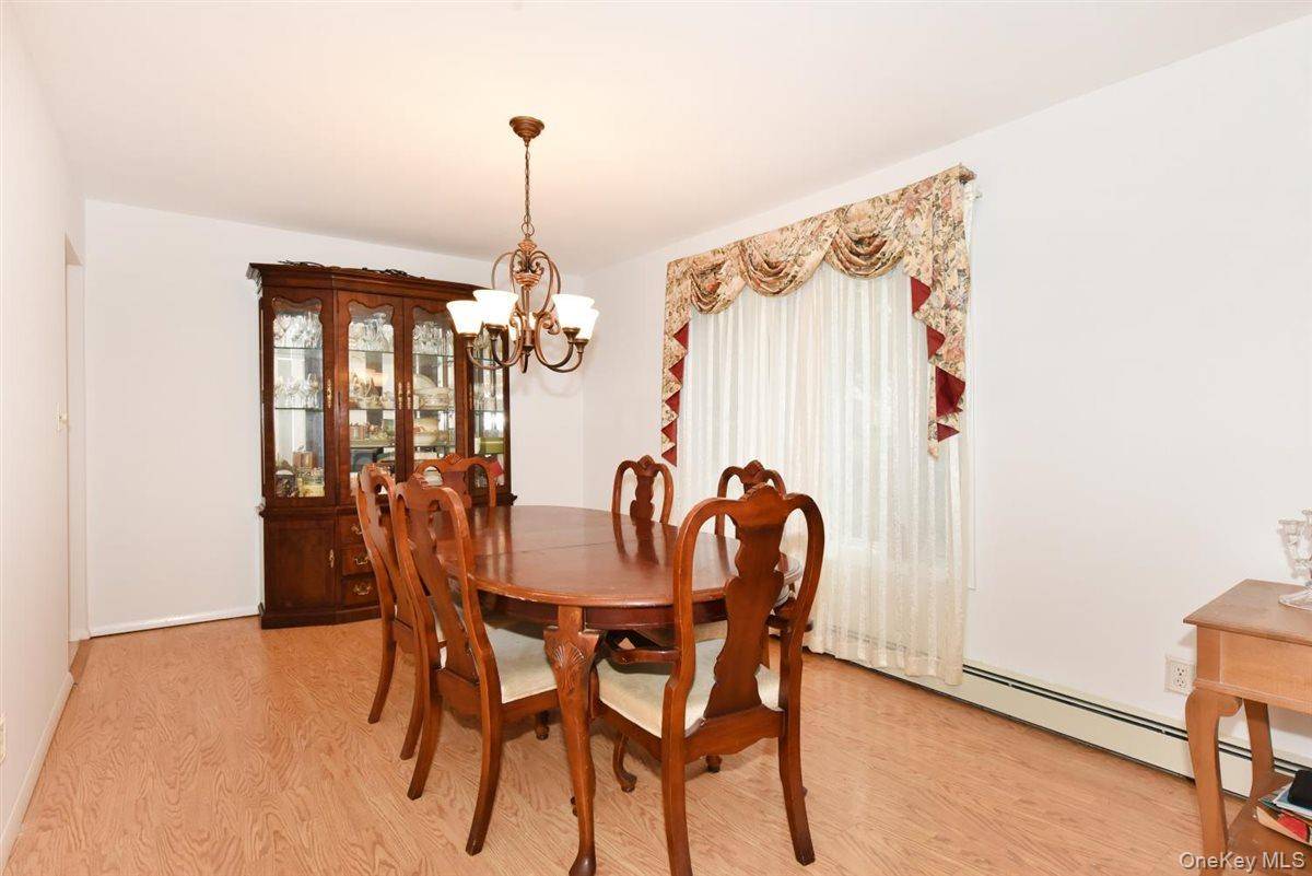 17 Greenvale DR, East Northport, NY 11731