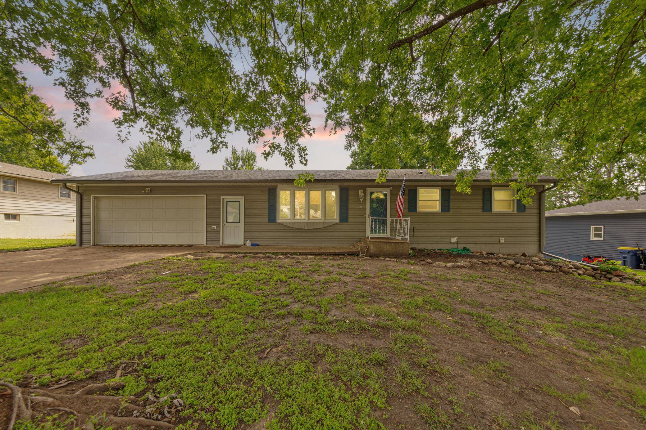 1401 Summer LN, Faribault, MN 55021