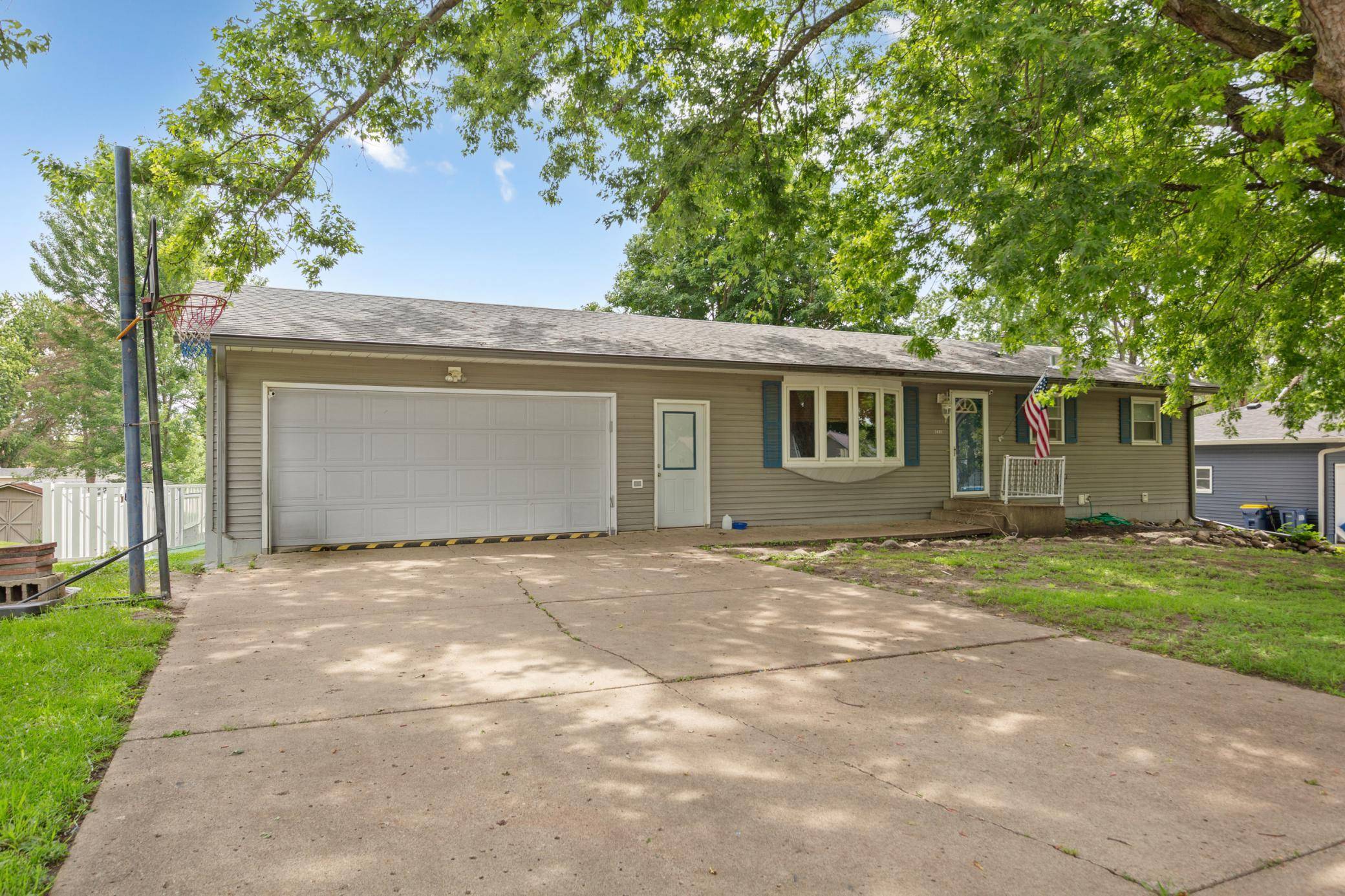 1401 Summer LN, Faribault, MN 55021
