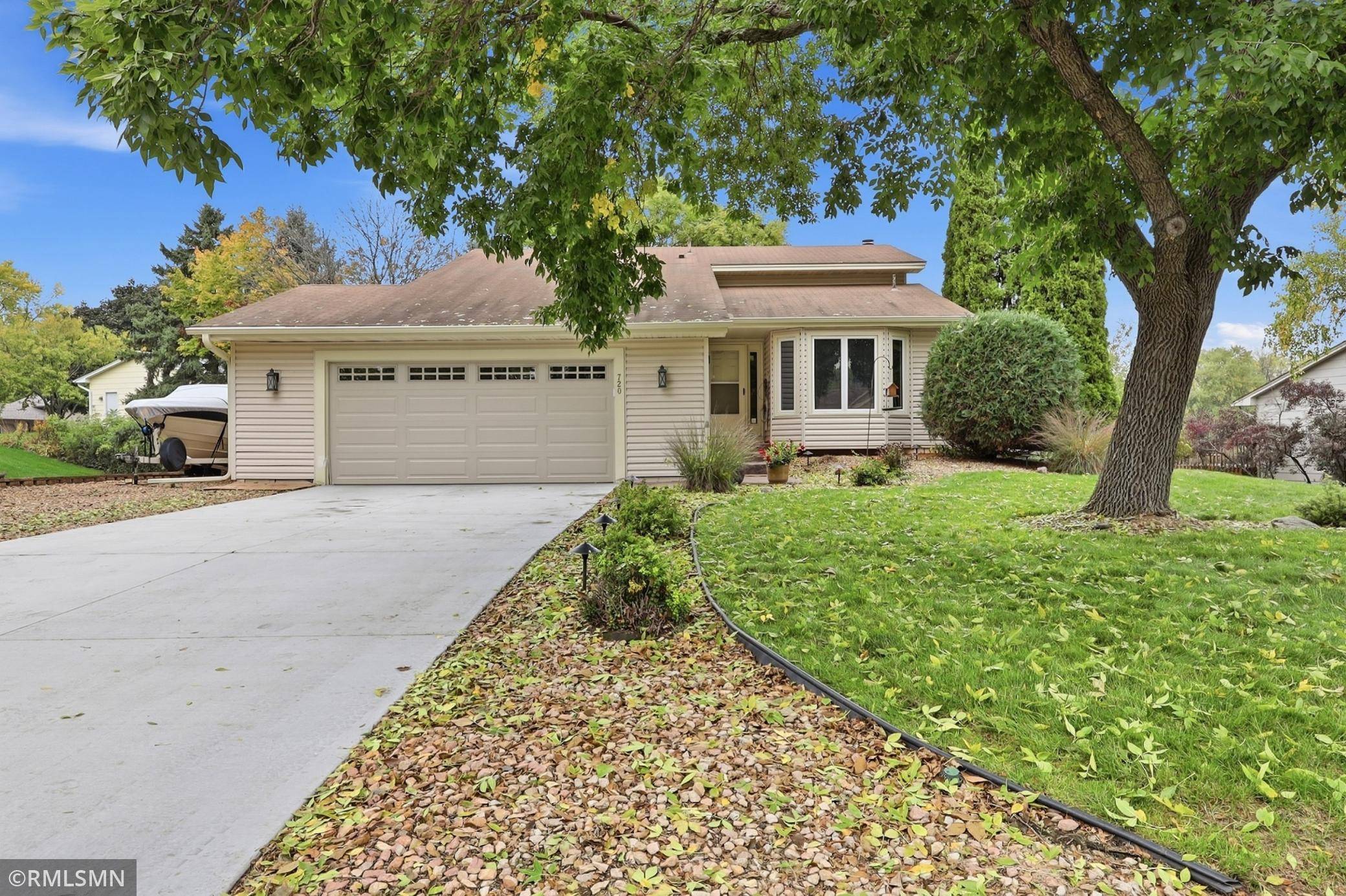 720 Sierra TRL, Chanhassen, MN 55317