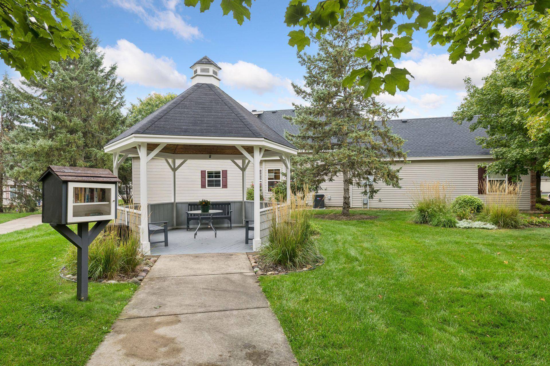 10571 Mississippi CIR N, Brooklyn Park, MN 55443