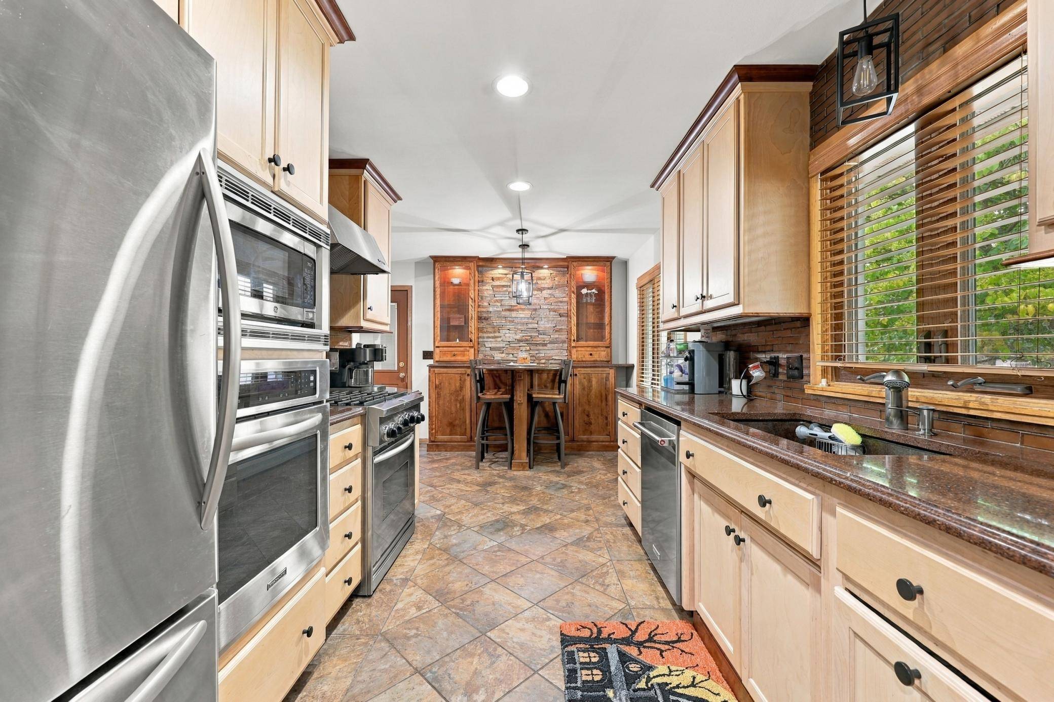 2831 Edgewood DR N, Fargo, ND 58102