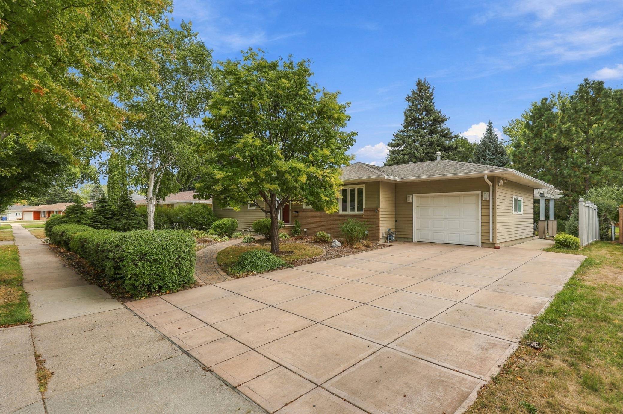 2831 Edgewood DR N, Fargo, ND 58102