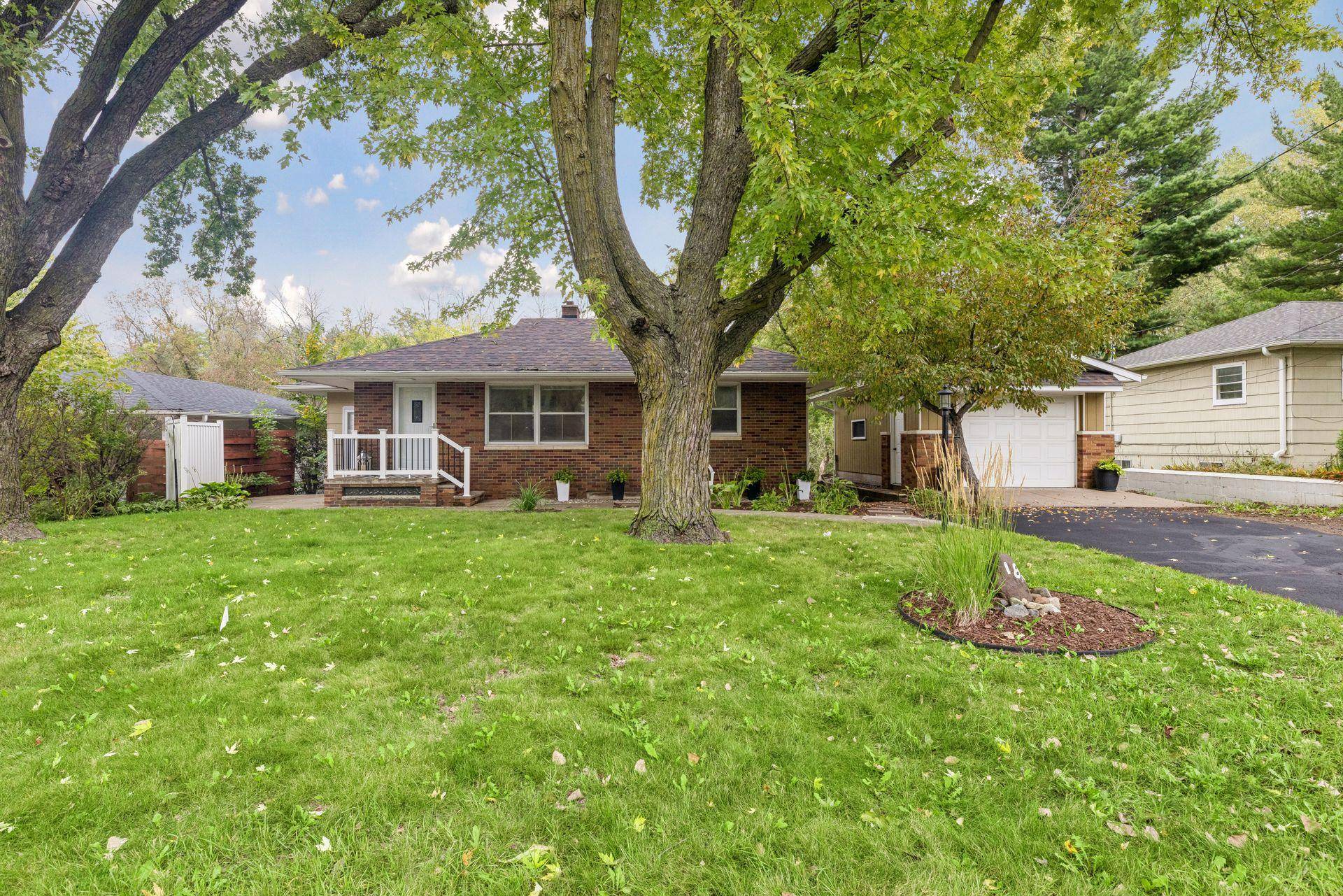 1814 Mcknight RD N, Maplewood, MN 55109