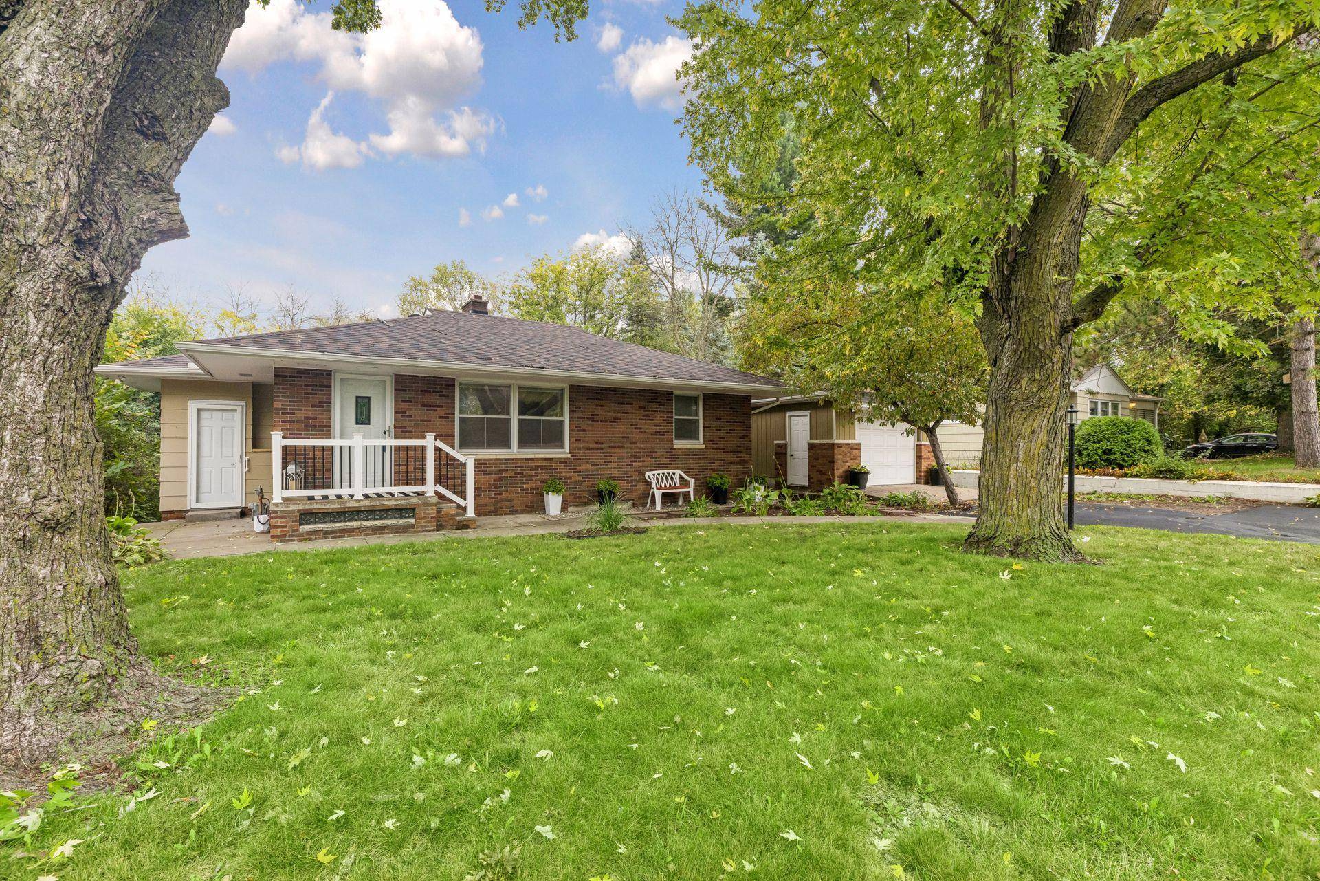 1814 Mcknight RD N, Maplewood, MN 55109