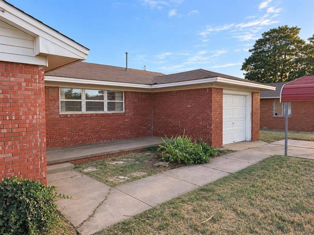 415 E Chestnut RD, Hollis, OK 73550