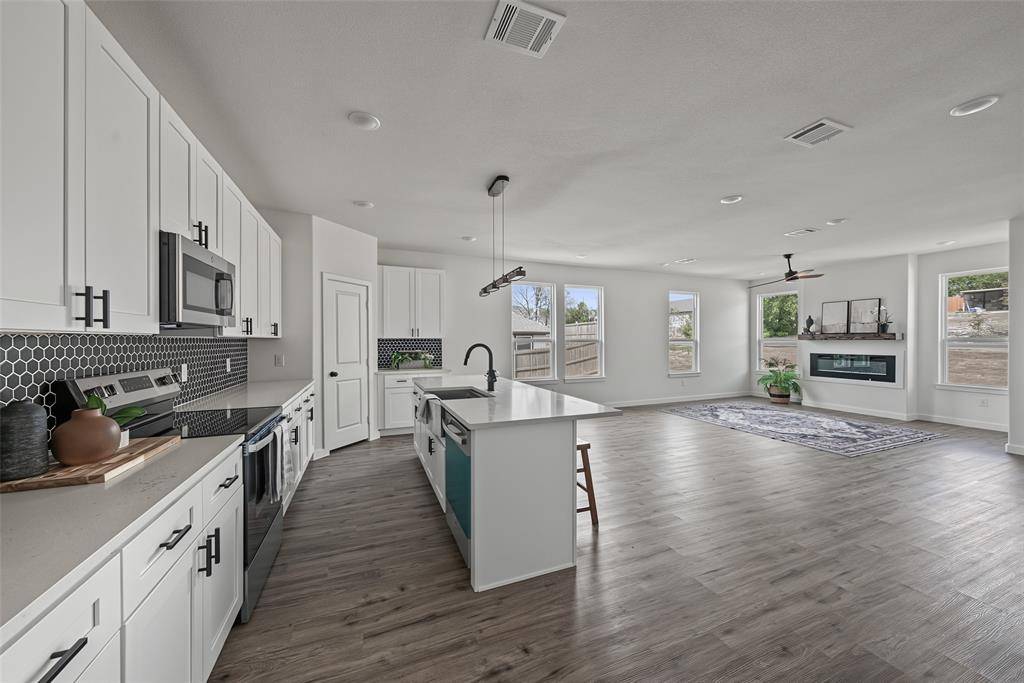 5824 Stonegate Circle, Granbury, TX 76048