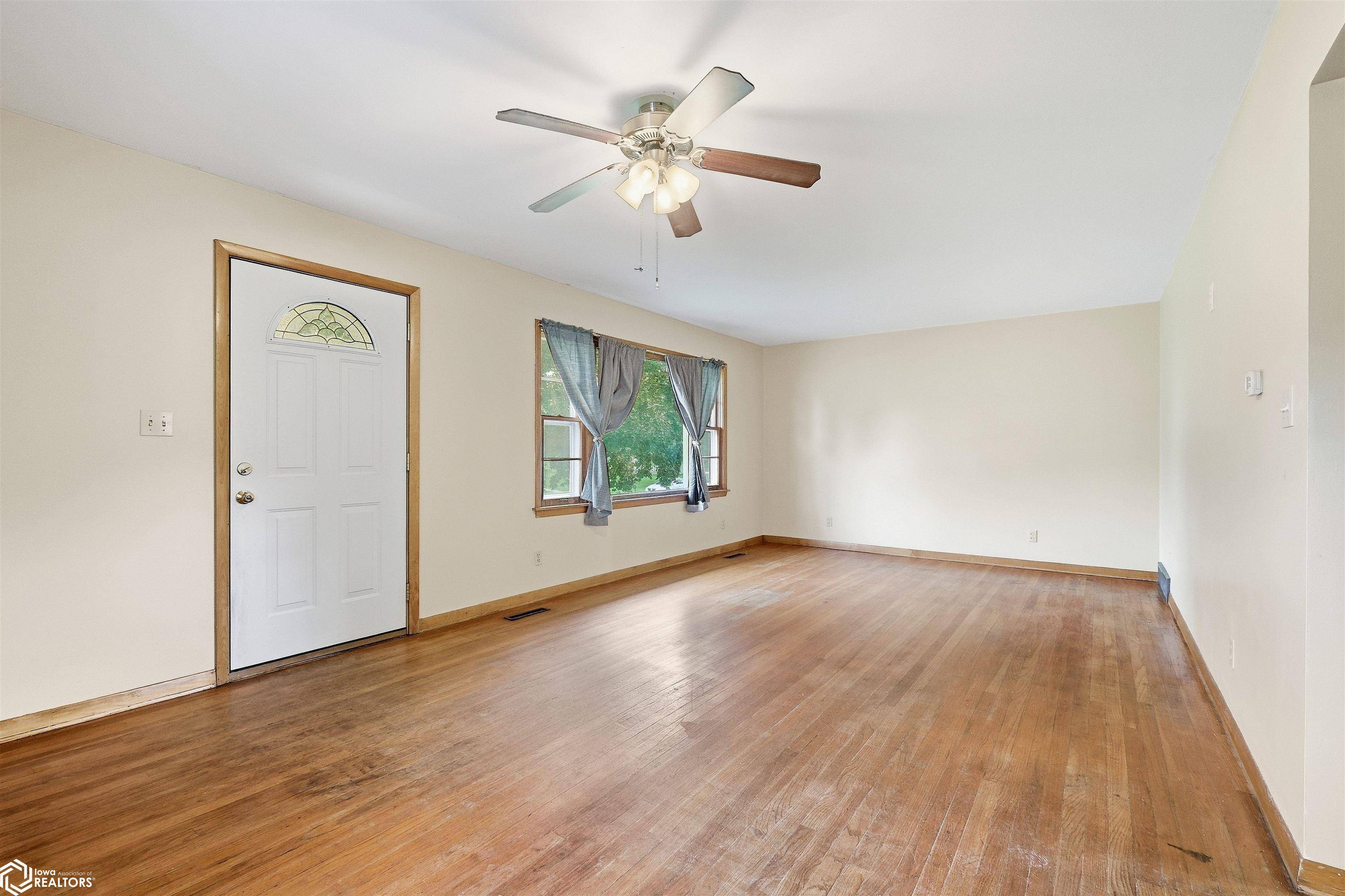 306 4th St, Gladbrook, IA 50635