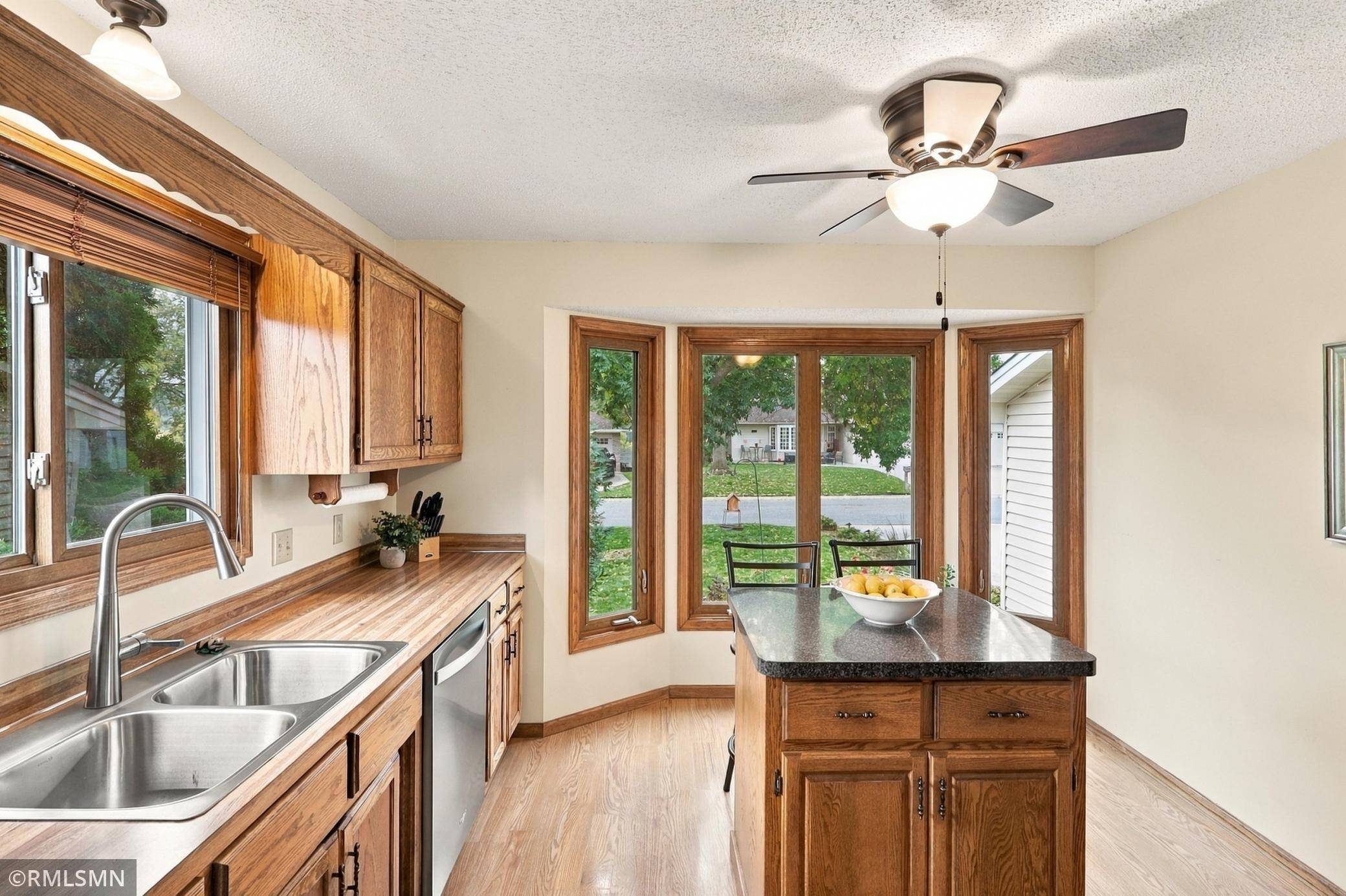 720 Sierra TRL, Chanhassen, MN 55317