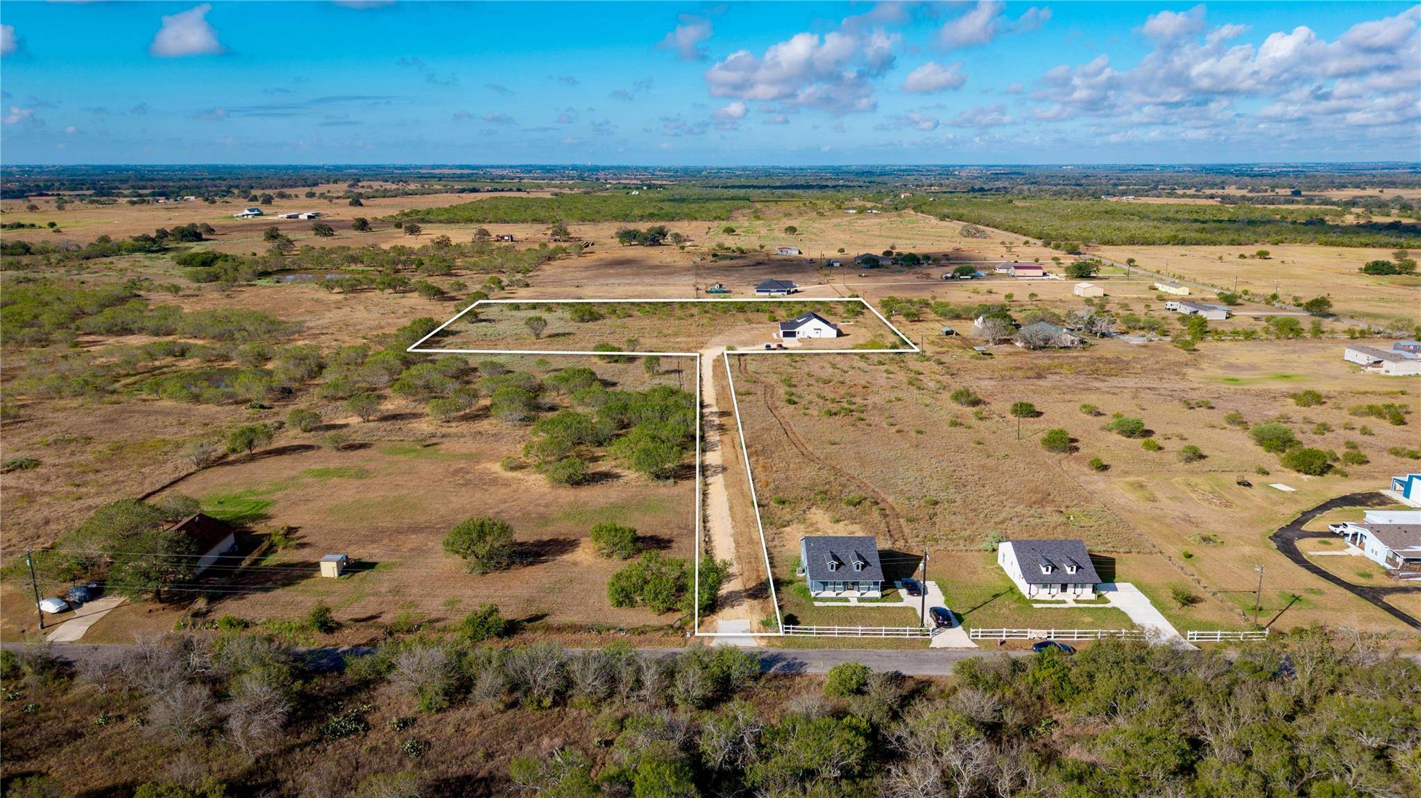 553 County Road 422, Stockdale, TX 78160