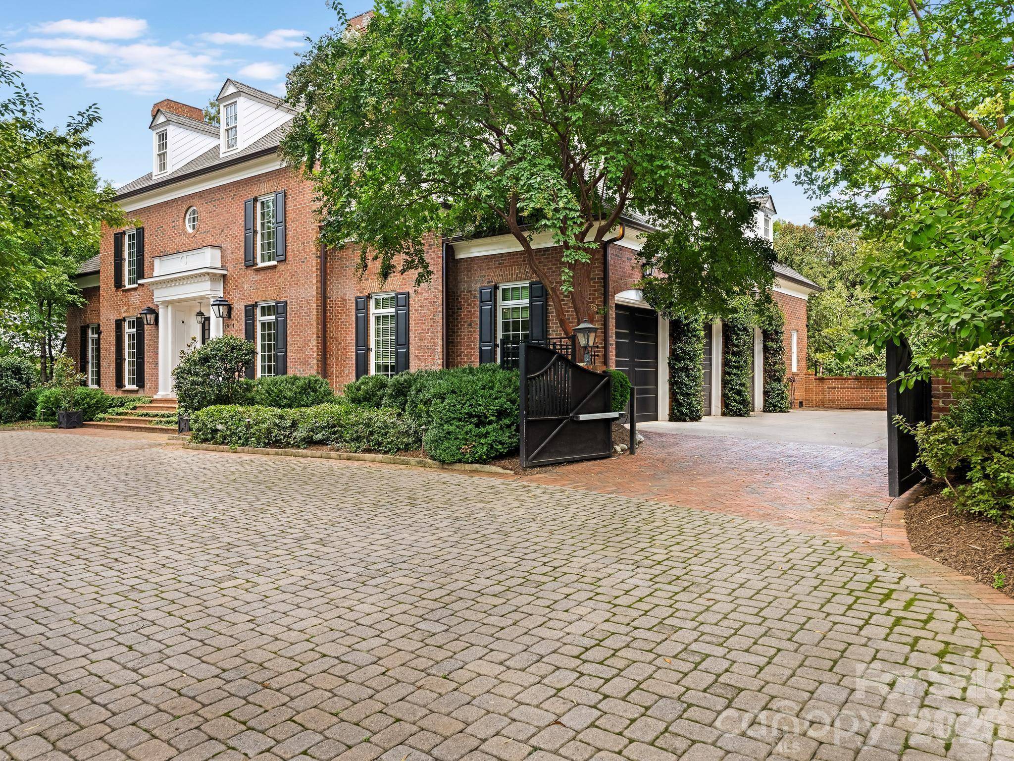 1811 Queens RD W, Charlotte, NC 28207
