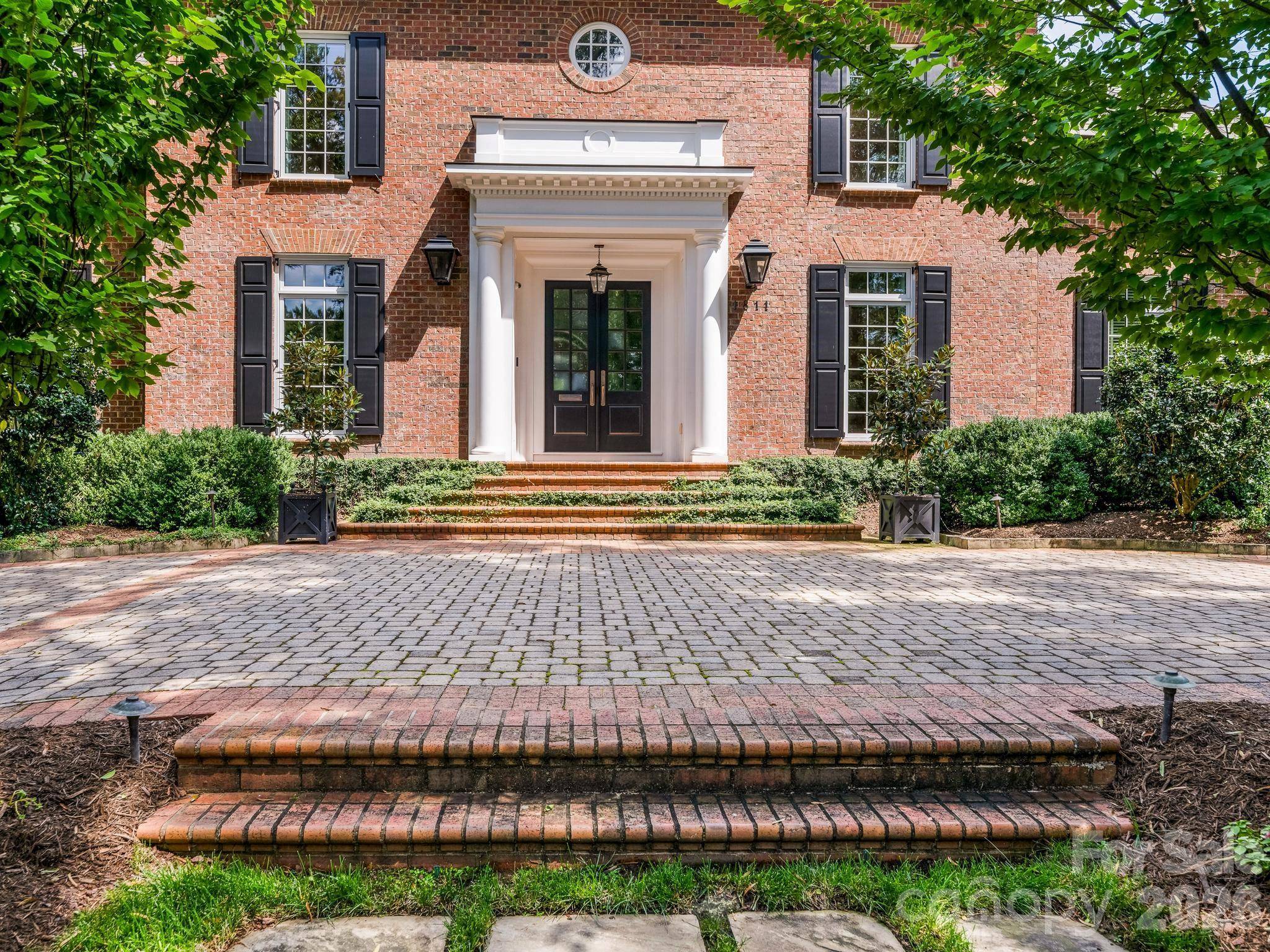 1811 Queens RD W, Charlotte, NC 28207