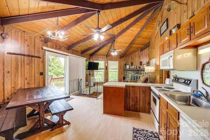 102 Cricket WAY, Beech Mountain, NC 28604