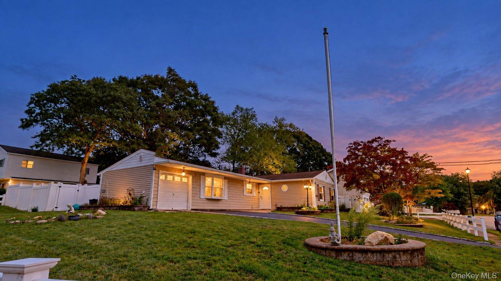 41 Campus DR, Farmingville, NY 11738