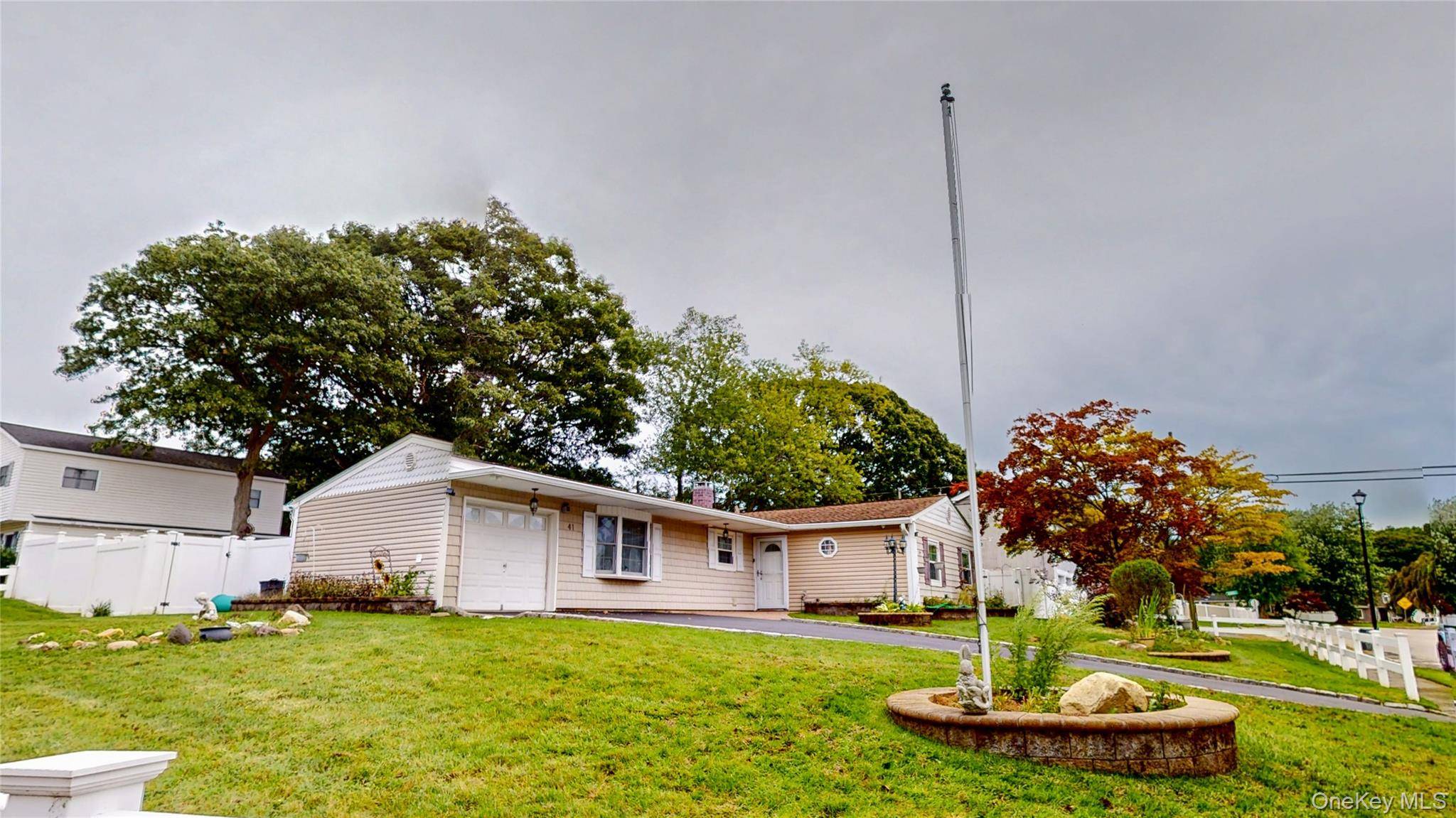 41 Campus DR, Farmingville, NY 11738