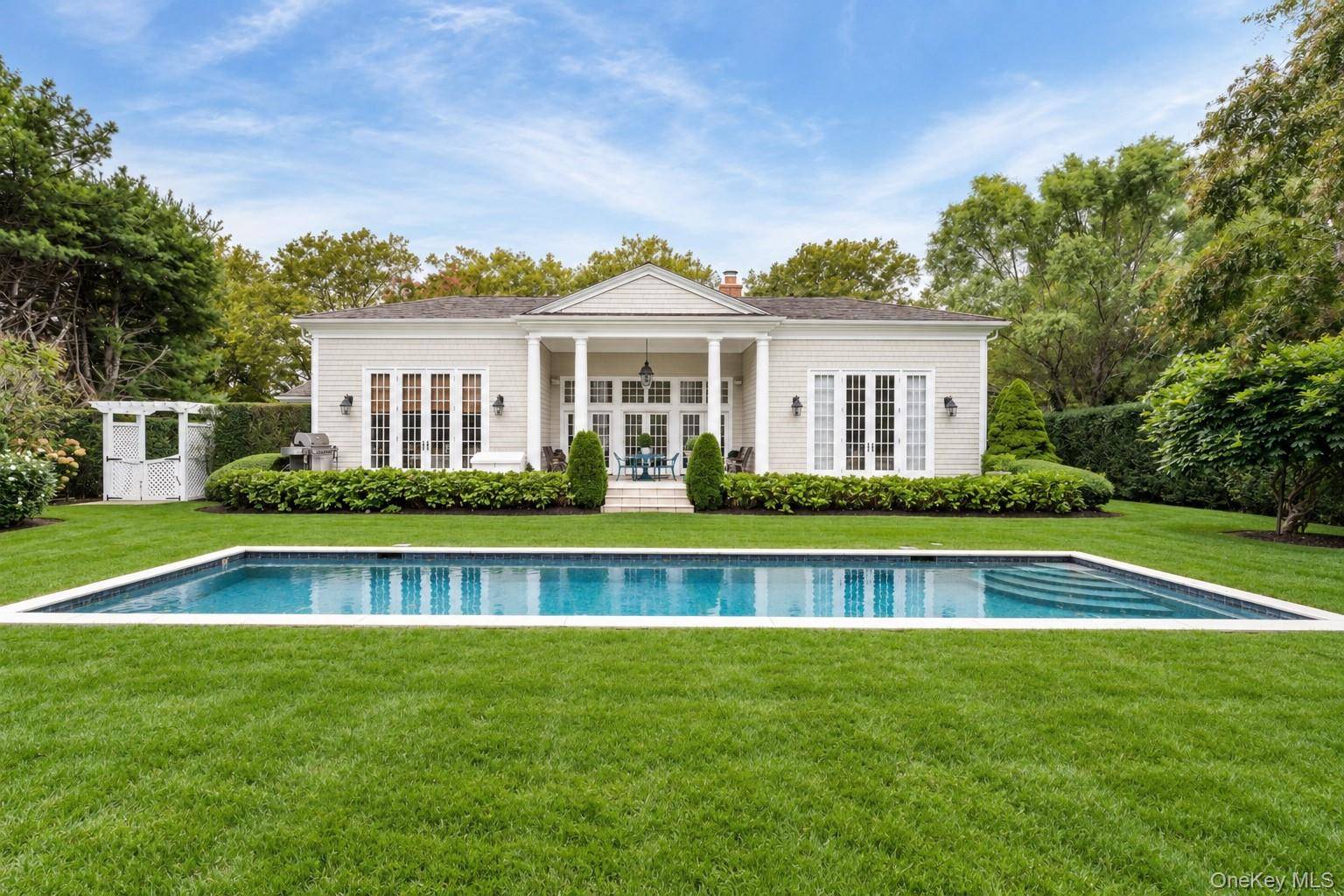 170 Breese LN, Southampton, NY 11968