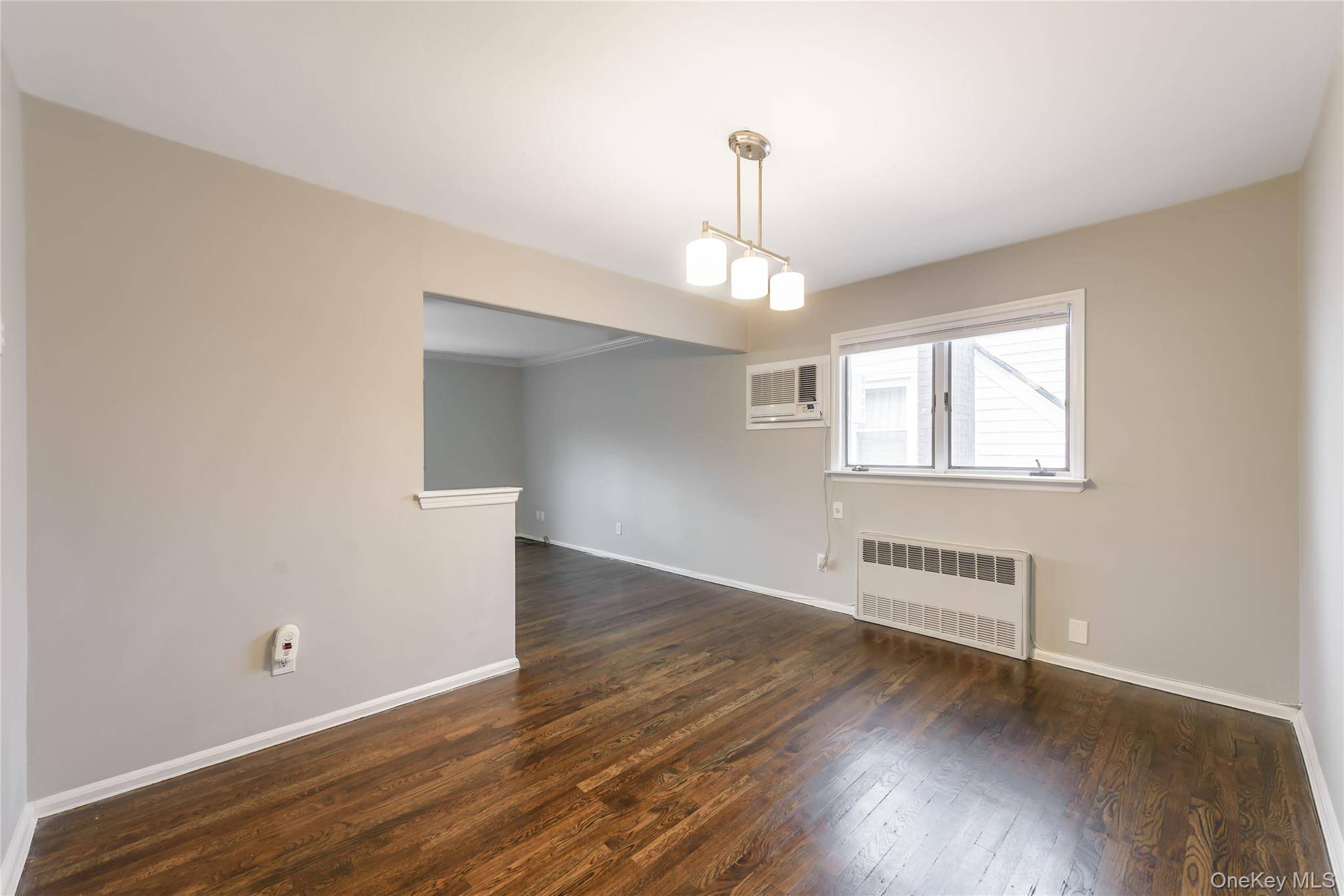 7 Winthrop ST, Williston Park, NY 11596