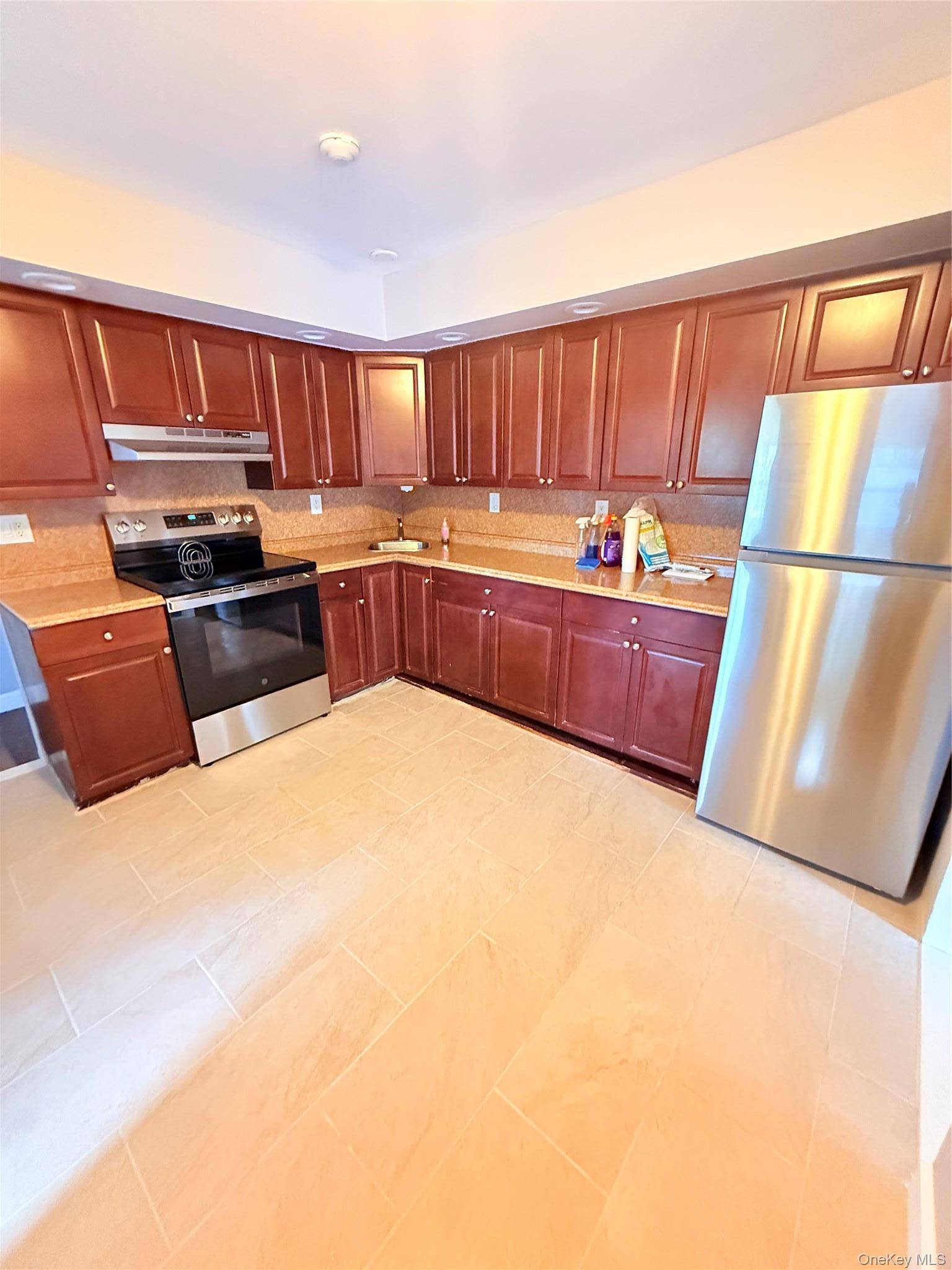 5000 Express Dr S, Holbrook, NY 11741