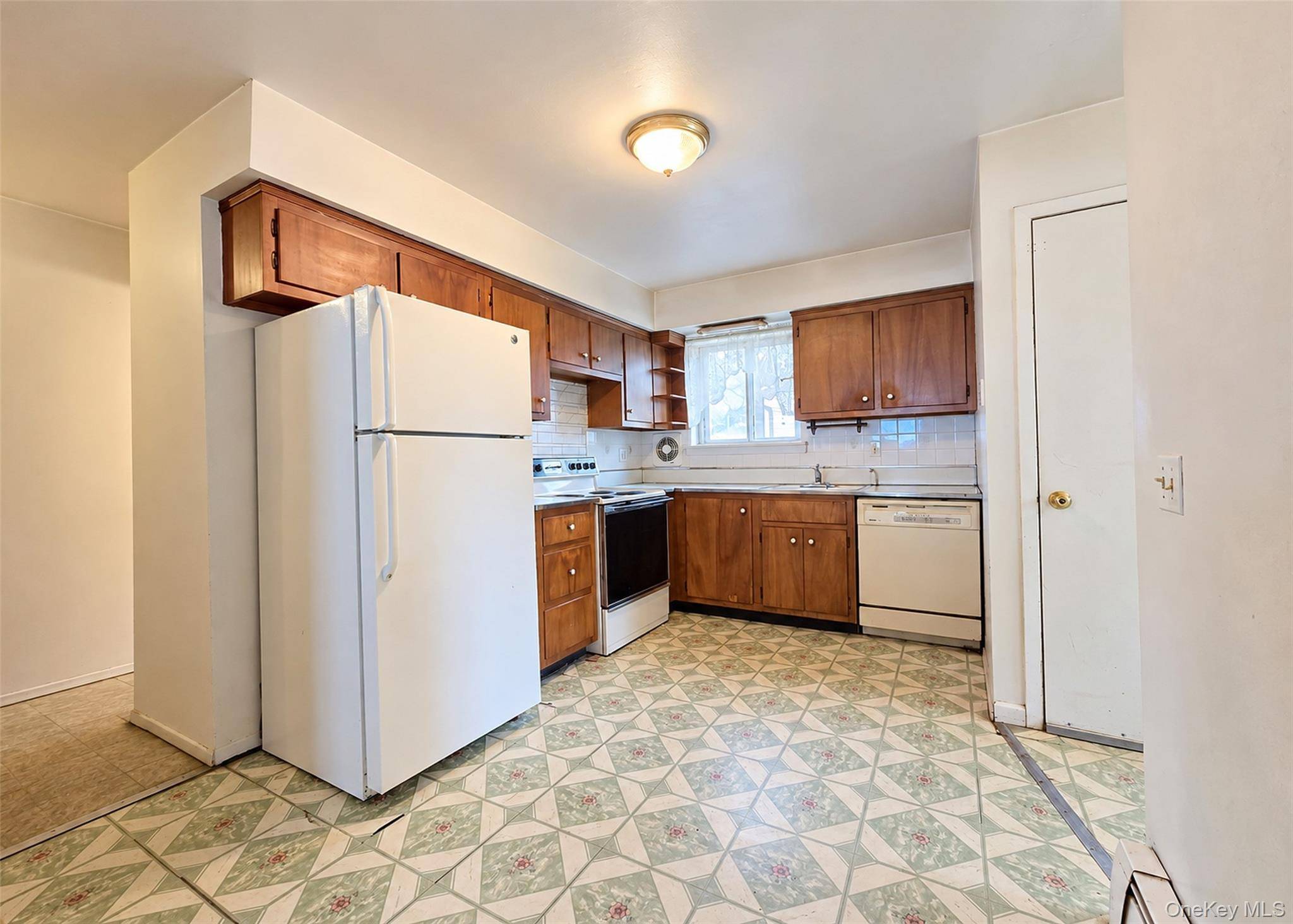 90 Robinwood DR, Mastic Beach, NY 11951